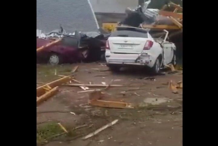 Очевидцы сняли на видео последствия обрушившегося на Татарстан урагана