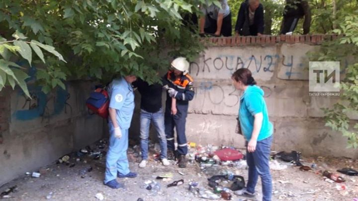 В Татарстане спасатели помогли мужчине, провалившемуся в заброшенный котлован