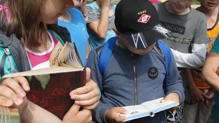 В Тетюшах сотрудники Центральной библиотеки провели флешмоб «Книга в руках молодых»
