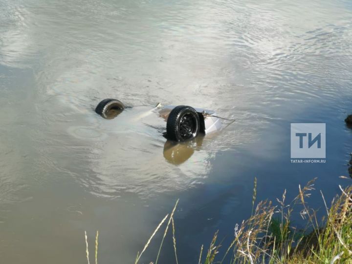 В Татарстане погиб водитель «Лады», сорвавшейся с обрыва в реку