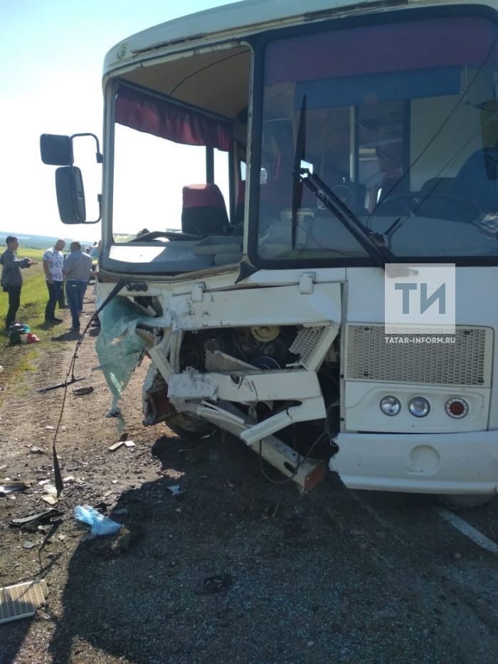 В Татарстане при столкновении легковушки и автобуса пострадали 8 человек