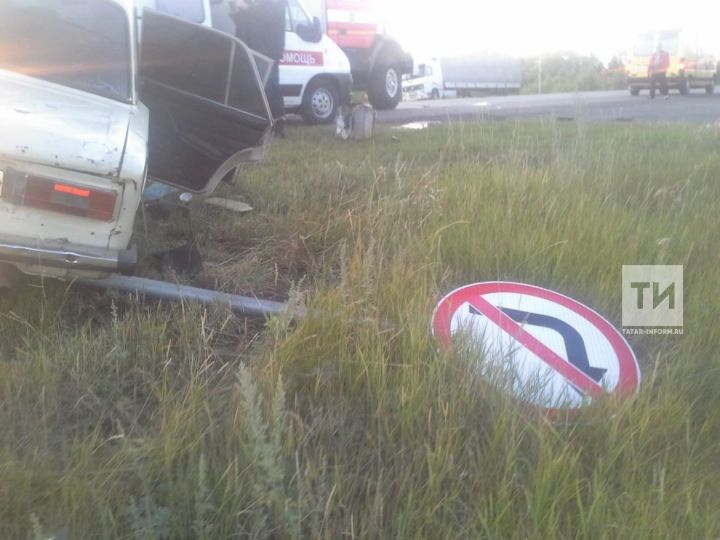 В Татарстане водитель «Жигулей» едва не погиб, уснув за рулем и врезавшись в столб