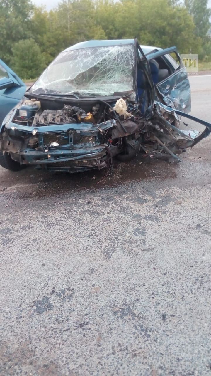 Семь человек пострадали в Татарстане при столкновении двух легковых авто