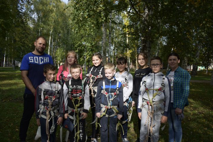 Преодолевают препятствие вместе