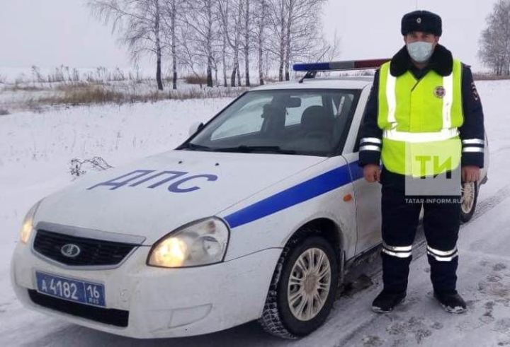 В Татарстане сотрудник ГИБДД помог замерзшим на трассе