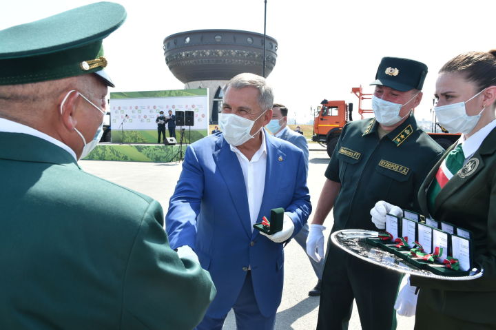 Рустам Минниханов вручил ключи от 112 машин руководителям лесничеств РТ