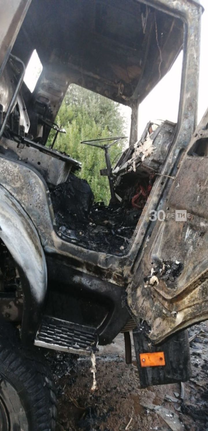 В Татарстане на трассе загорелся грузовик