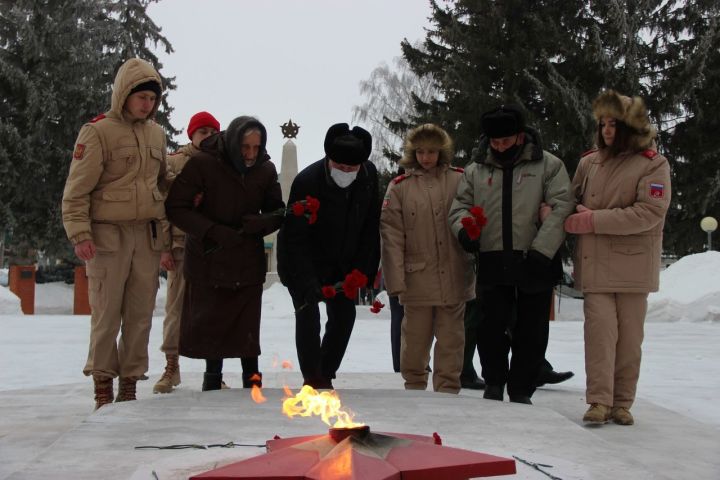 В Тетюшах, у Мемориала Славы, прошел митинг, посвященный Дню снятия блокады Ленинграда