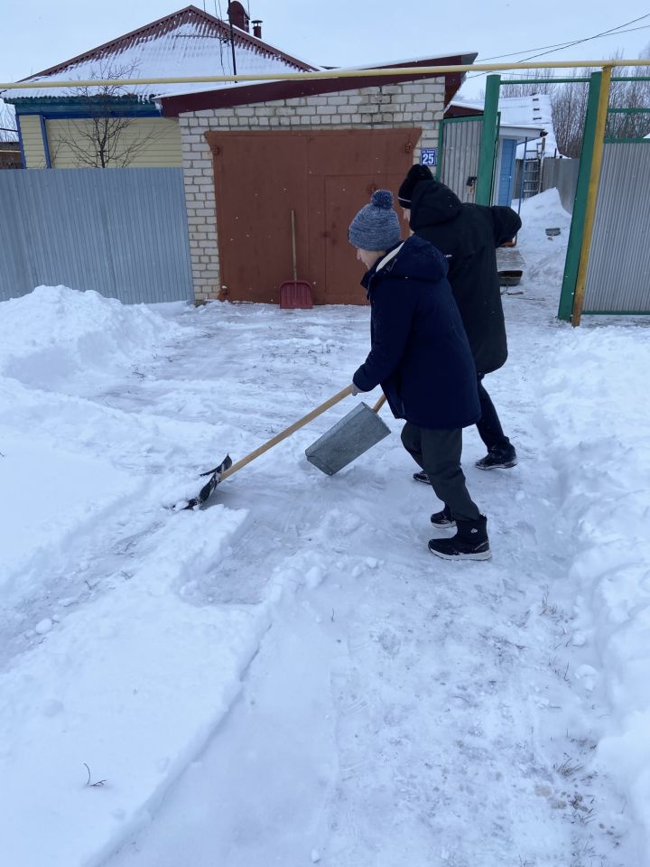 Форпостовцы оказали помощь тетюшанке в уборке снега