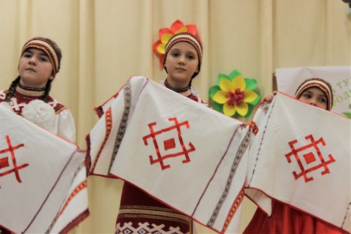 На сцене Киртелинского сельского Дома культуры был показан обряд "Мордовские посиделки"