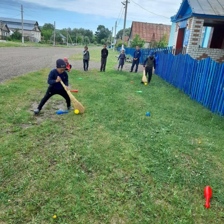 В первый день лета дети села  Кошки-Новотимбаево собираются в местном Доме культуры
