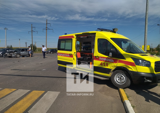 В Татарстане легковушка въехала в машину скорой помощи, есть пострадавший