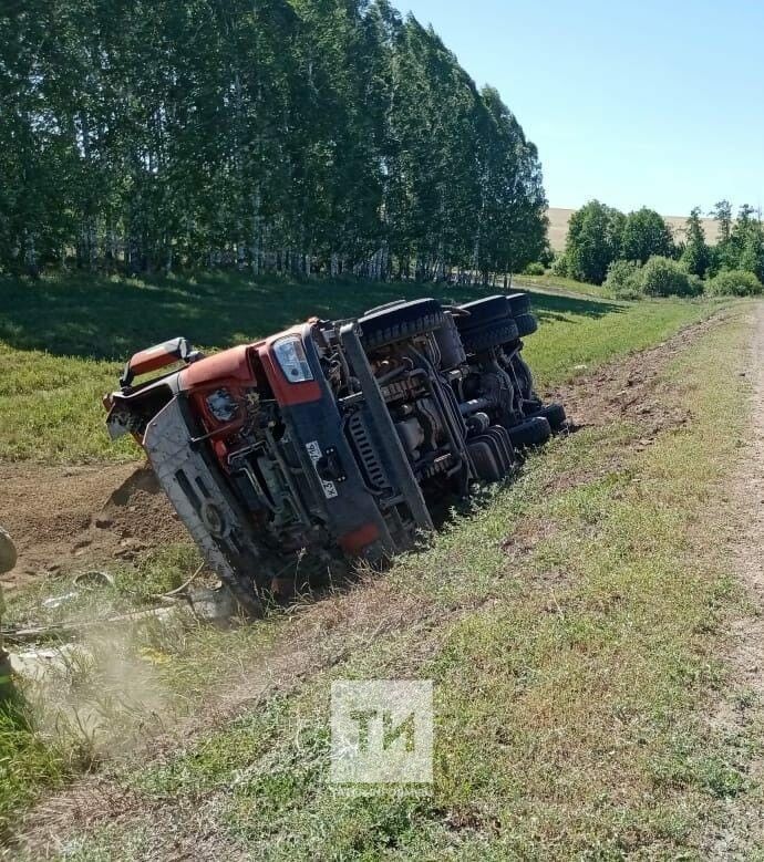 В Татарстане в кювет улетел самосвал груженный песком