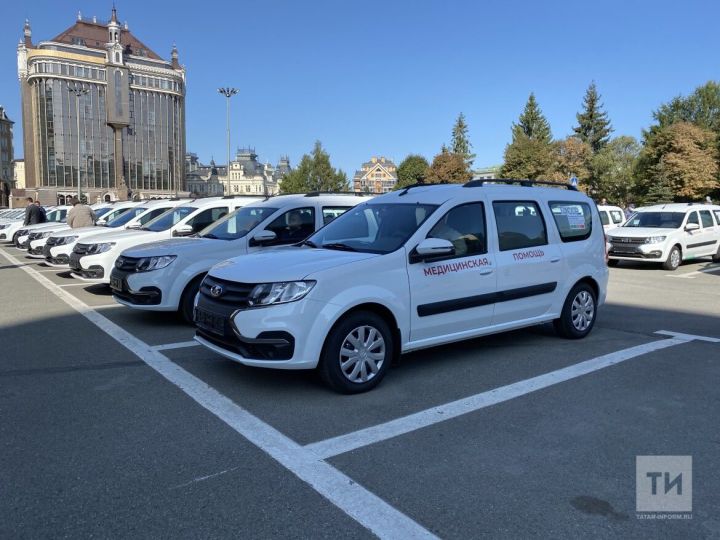 Президент Татарстана вручил фельдшерам ключи от 60 машин с медицинским модулем