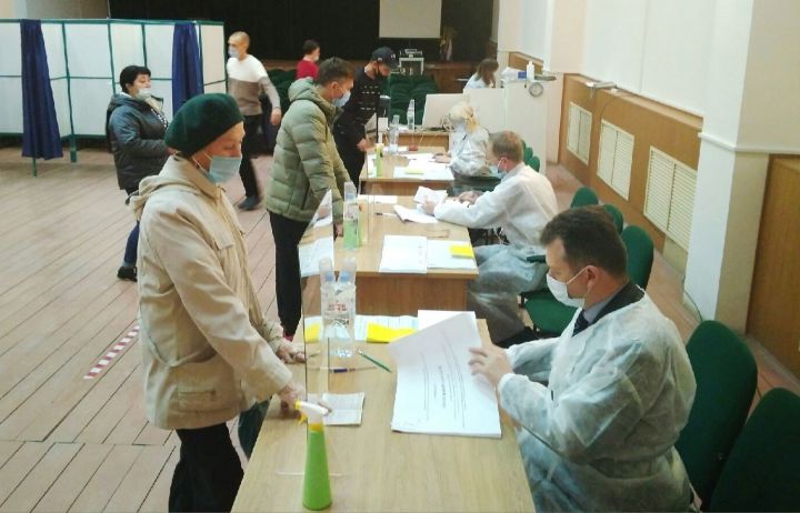 Тетюшане активно голосуют на избирательном участке, расположенном в здании Тетюшского сельхозтехникума