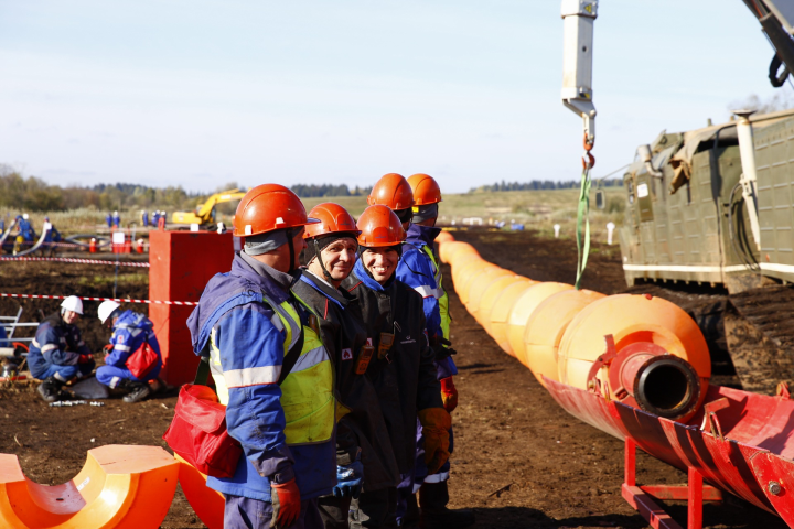 АО «Транснефть - Прикамье» провело учебно-тренировочное занятие по ликвидации условного выхода нефти в болотистой местности в Удмуртии