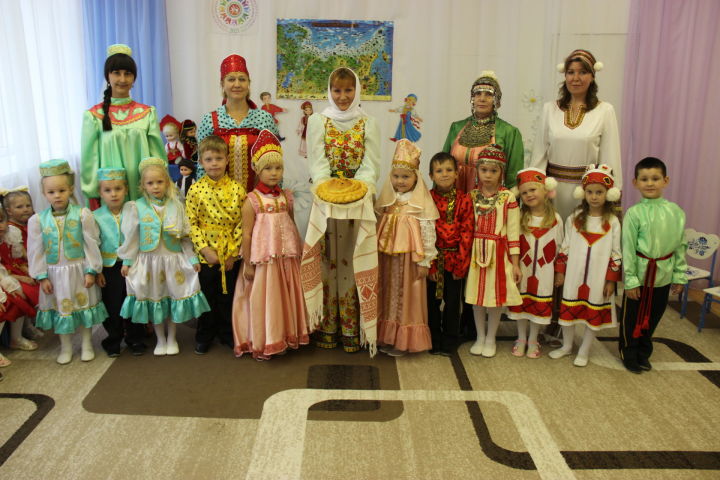 Тетюшские детсадовцы пели, танцевали, в народные игры играли