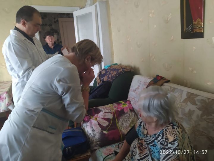 Социальные работники посещают пенсионеров, получающих услуги, входящие в соцпакет долговременного ухода