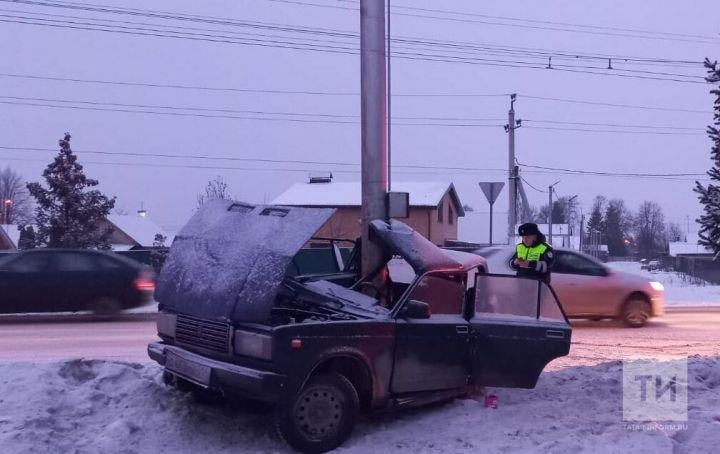 Смертельное ДТП в Татарстане: водитель легковушки влетел на скорости в столб