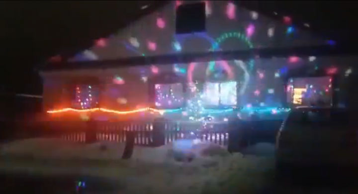 Дом жительницы Тетюшского района переливается разноцветными огнями, как теремок из волшебной сказки