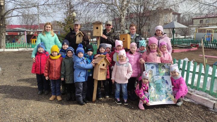 В детсаду «Сказка» города Тетюши прошла акция «Скворечник – дом веселого скворца!»