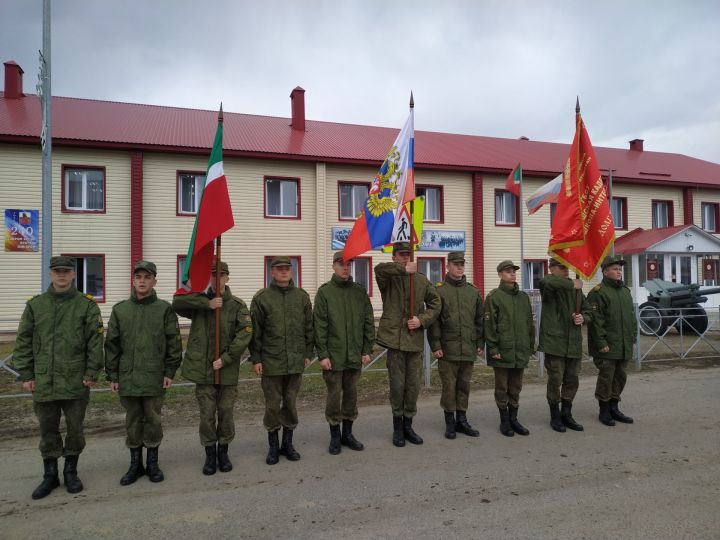 В школах Тетюшского района подняли флаги России и Татарстана