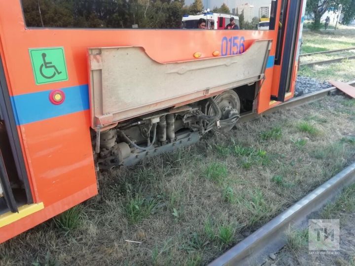 В Татарстане трамвай сошел с рельсов и врезался в столб