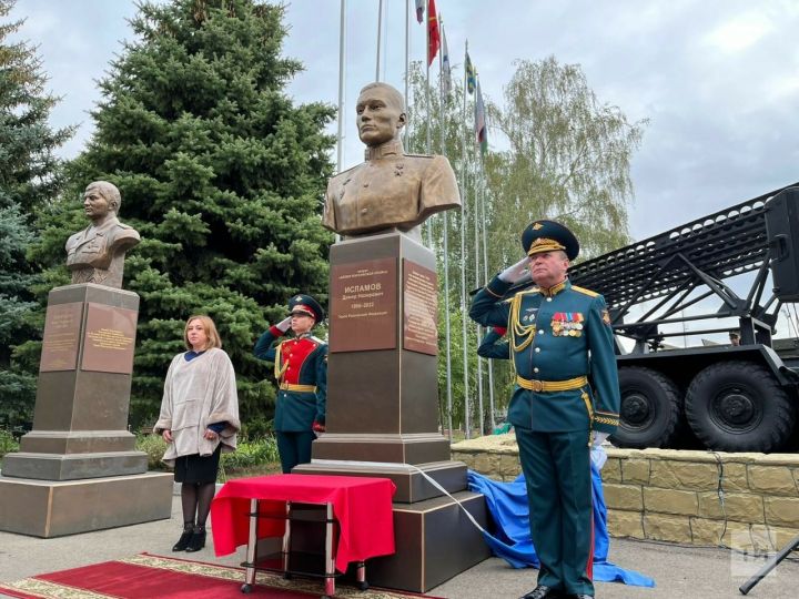 В Татарстане открыли бюст Героя России Дамира Исламова