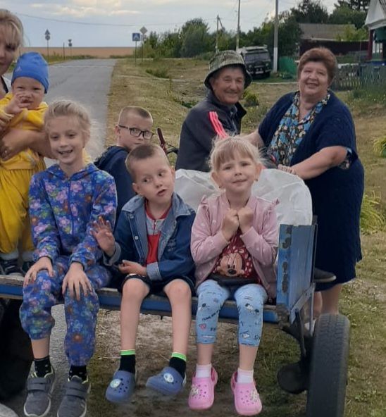 Наши любимые дедушка Вова и бабуля Лена Фомины из села Бессоново со своими внуками