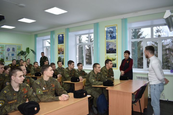 Тетюшские кадеты встретились с выпускником школы
