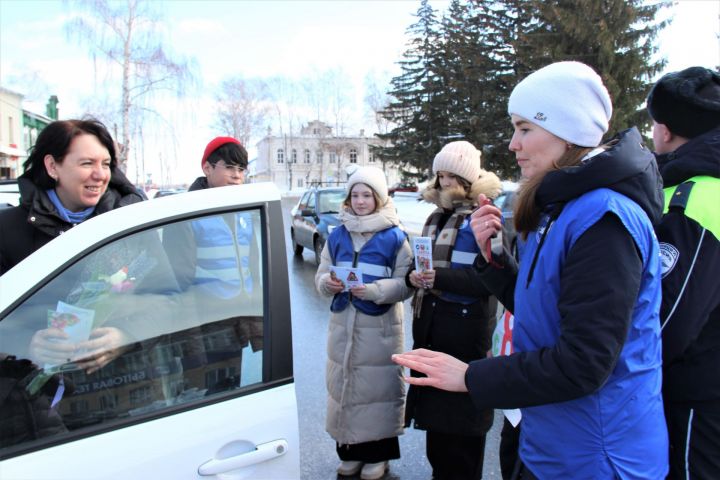 Дарили женщинам цветы