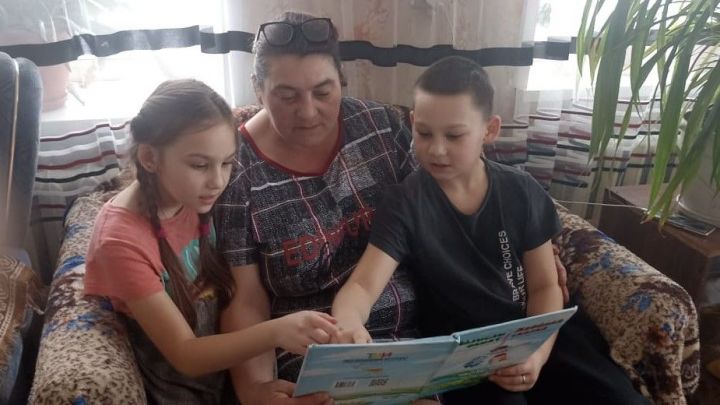 Гульнара Липкина из Кадышева каждую свободную минуту старается проводить с детьми