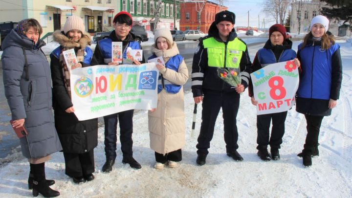 В Тетюшах провели традиционную акцию «Цветы для автоледи»