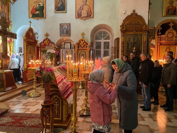 В храмах Тетюшского района в ночь с субботы на воскресенье прошли пасхальные ­богослужения