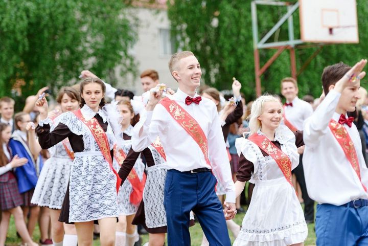 Последние звонки прозвучат для 19 тыс. учащихся школ Казани