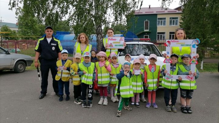 В Тетюшах возле детского сада «Рябинушка» прошла акция «Ребенок - главный пассажир»