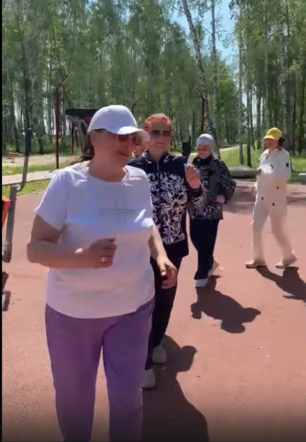 Участницы клуба «Активное долголетие» занимаются оздоровительной физкультурой в парке Победы
