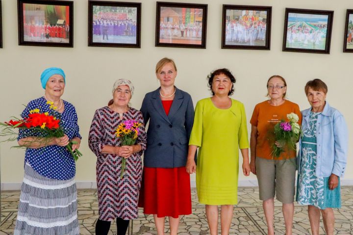 Народный хор ветеранов занимаются плетением маскировочных сетей