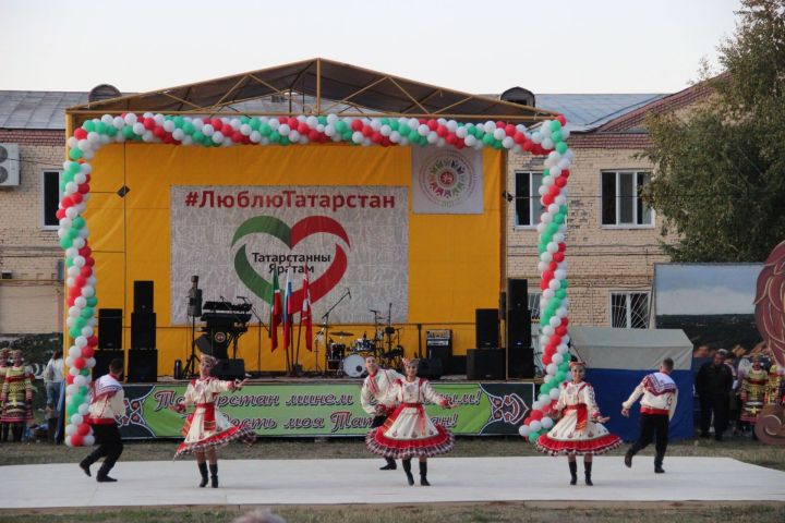 Праздничная программа в Тетюшах ко Дню Республики Татарстан