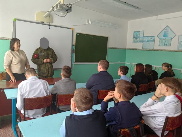 В Нармонской школе прошла встреча с участником СВО