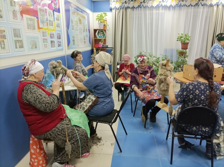 В Кляшеве идет работа по прядению шерстяных ниток для вязки носков участникам СВО