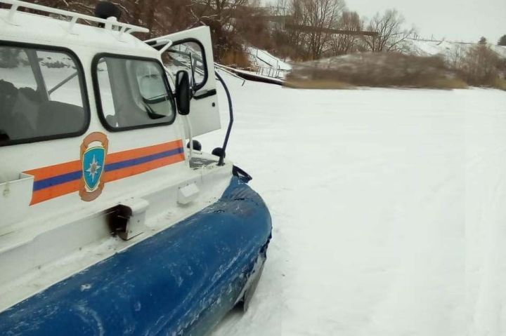 На Волге в полутора километрах от берега заглох снегоход с тремя детьми