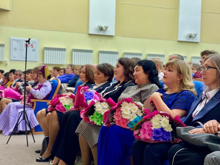 В Тетюшах в РДК состоялось торжественное мероприятие ко Дню учителя