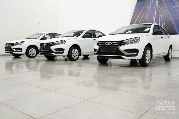 Татарстанцам представили автомобили Lada Vesta, которые будут разыграны на выборах