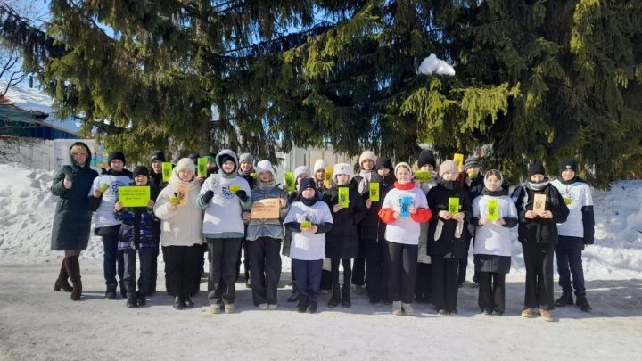 Уличную акцию «Дарю тепло» организовали активисты отряда SаMоSтоятельные дети