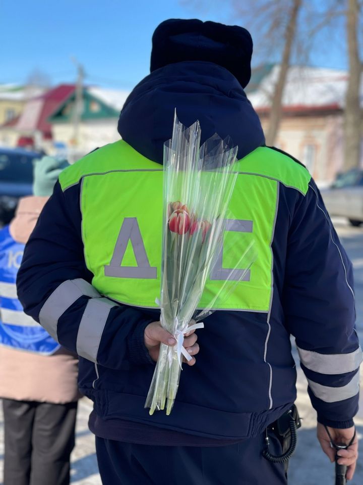 В Тетюшах автолюбительницам вручили поздравительные открытки и цветы