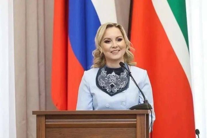 Эльвира Ахметова поздравила сотрудников ЗАГС Татарстана со 108‑летием службы