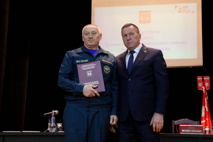 Пожарные герои Татарстана отмечены почетной грамотой за верность долгу и безопасность граждан