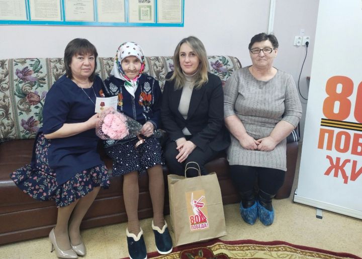 В Тетюшском районе труженику тыла вручили юбилейную медаль к 80-летию Победы