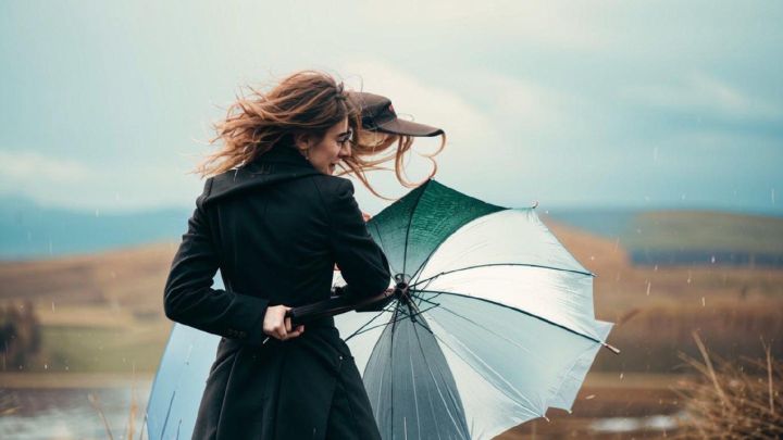 Татарстанцев предупредили о грозе и сильном ветре